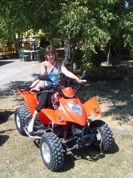 Steph sur le kymco 250cc